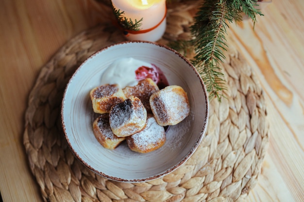 Tortitas de requesón con crema agria