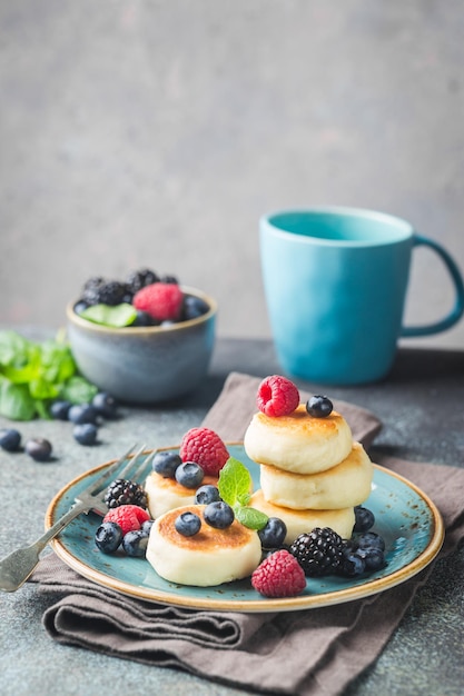 Tortitas de requesón con frutos rojos. Desayuno saludable.