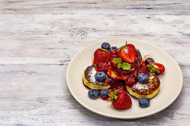 Tortitas de requesón con frutos rojos frescos y salsa de fresa