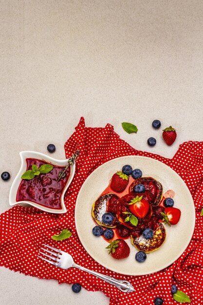 Tortitas de requesón con frutos rojos frescos y salsa de fresa