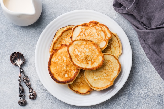 Tortitas de requesón con mermelada y té. Concepto de desayuno saludable.