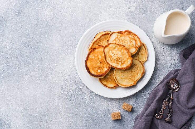 Tortitas de requesón con mermelada y té. Concepto de desayuno saludable.