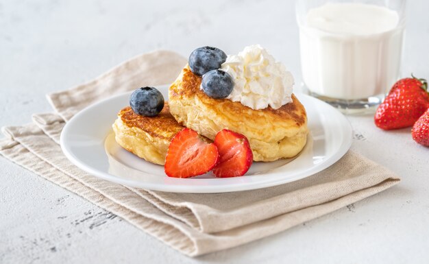 Tortitas de ricotta con bayas frescas