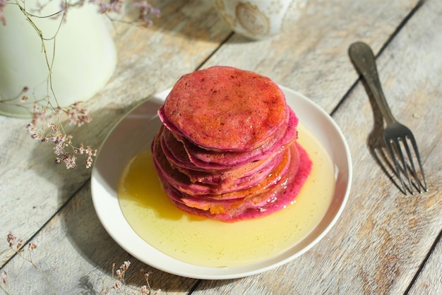 Tortitas rosadas coloridas vertidas con miel