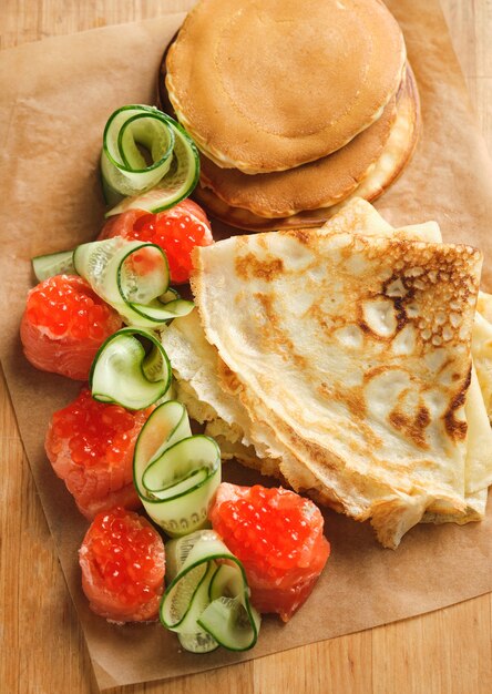 Tortitas rusas con salmón y caviar rojo