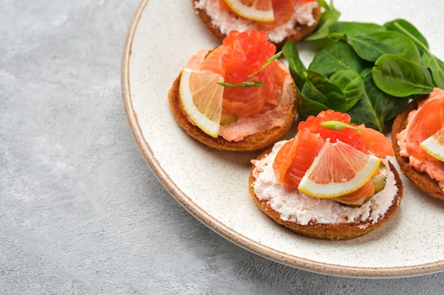 Tortitas rusas con salmón y caviar rojo