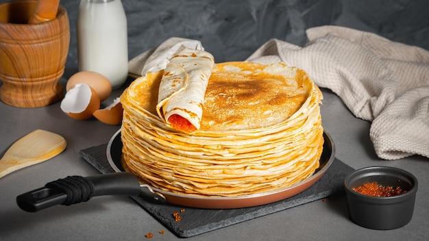 Tortitas rusas tradicionales con mantequilla y caviar rojo