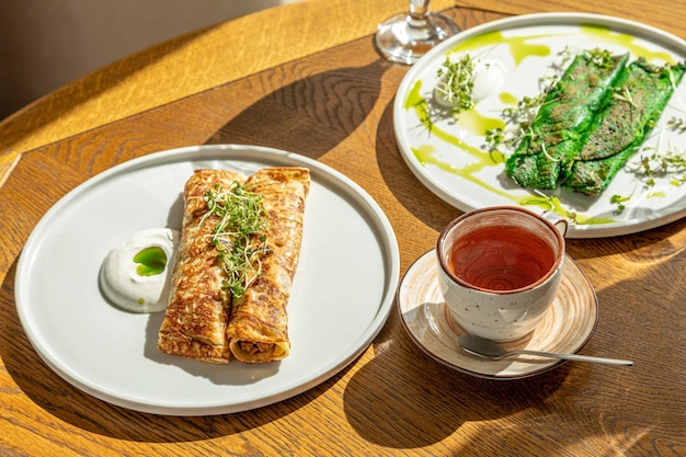 Tortitas tradicionales rusas para tortitas Maslenitsa con tortitas de salmón con tortitas de miel para el desayuno