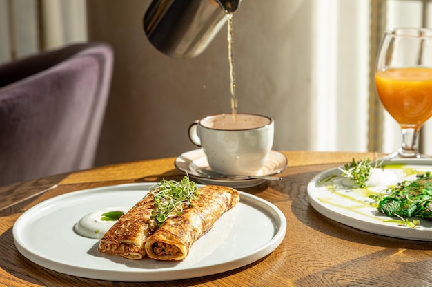 Tortitas tradicionales rusas para tortitas Maslenitsa con tortitas de salmón con tortitas de miel para el desayuno