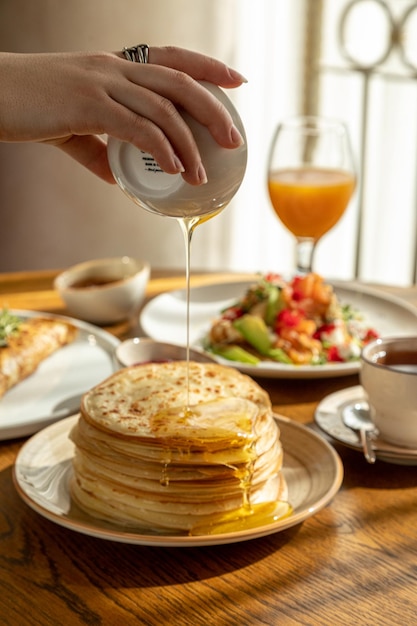 Tortitas tradicionales rusas para tortitas Maslenitsa con tortitas de salmón con tortitas de miel para el desayuno