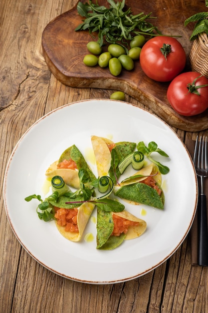 tortitas vegetarianas en un plato sobre una mesa de madera