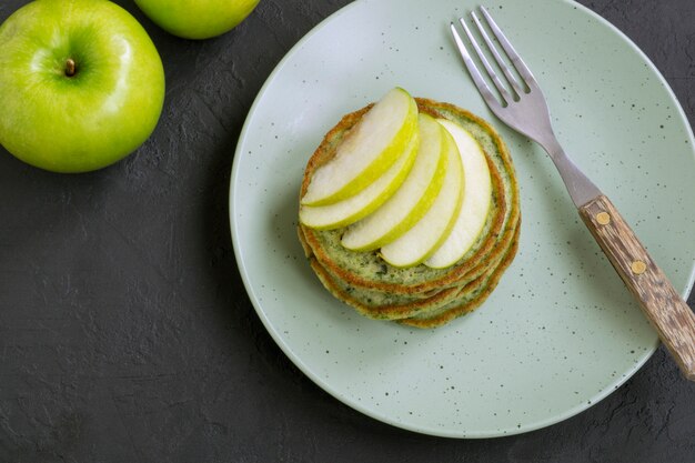 Tortitas verdes vegetarianas con manzana.