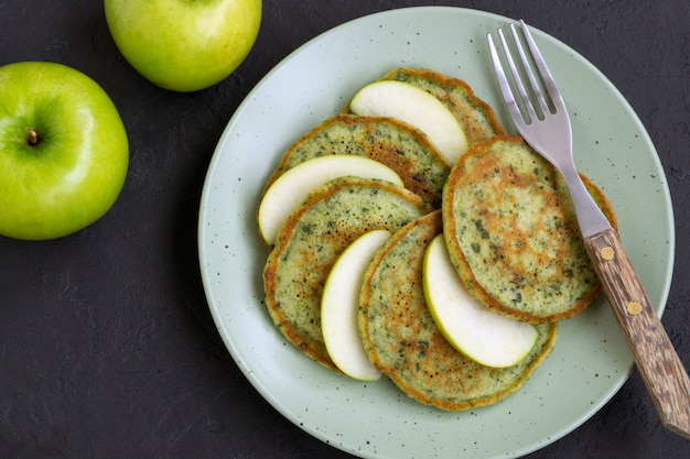 Tortitas verdes vegetarianas con manzana.