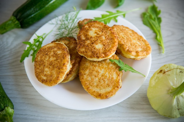 Tortitas de verduras fritas de calabaza y calabacín con hierbas