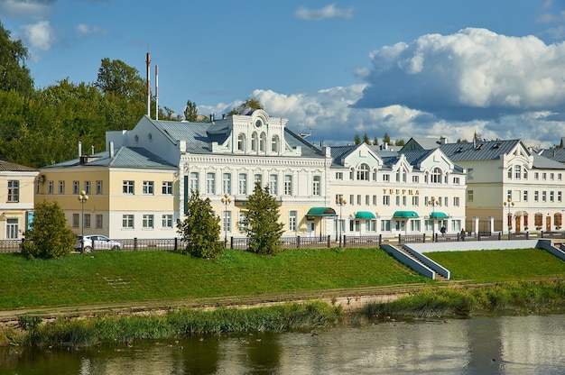 Torzhok, ciudad de Tver Oblast, Rusia, 6 de agosto de 2019, edificios antiguos en el terraplén del río Tvertsa en verano F