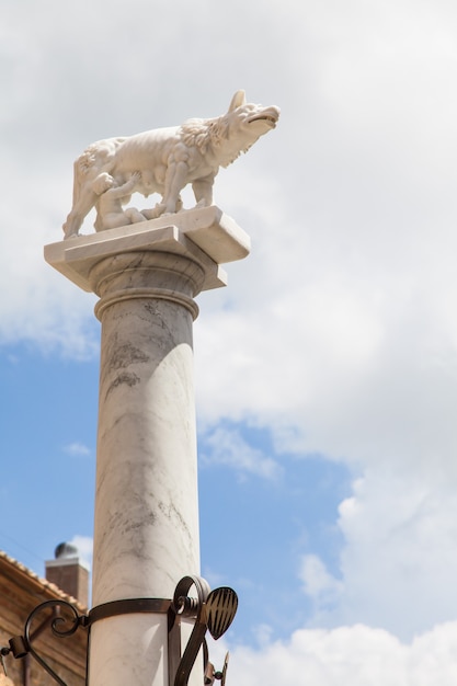 Toscana, Itália. Estátua do lendário lobo com Romolo e Remo, fundadores de Roma