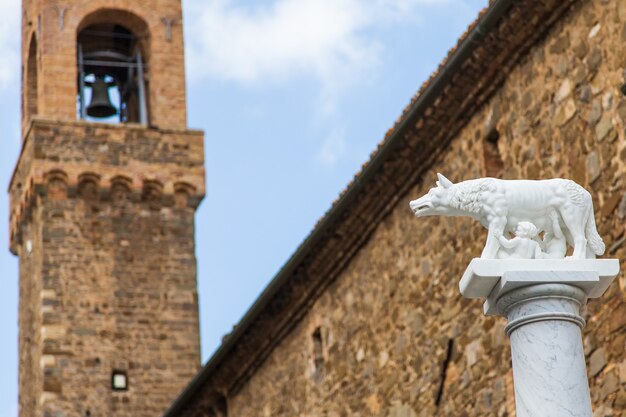 Toscana, Italia. Estatua del lobo legendario con Romolo y Remo, fundadores de Roma