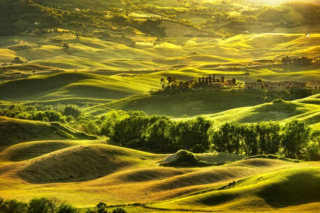 Foto toscana primavera colinas onduladas al atardecer paisaje rural campos verdes y tierras de cultivo italia