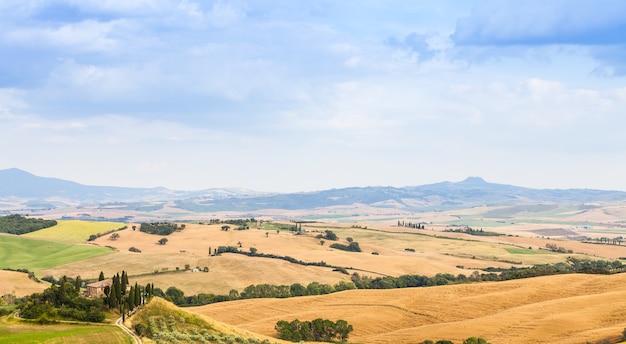 Toskana, Val d'Orcia-Gebiet. Wunderbare Landschaft an einem sonnigen Tag, kurz vor der Ankunft des Regens