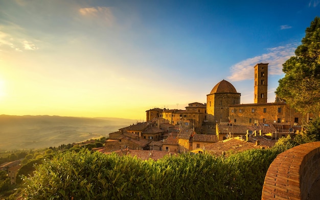 Toskana Volterra Stadt Skyline Kirche und Panoramablick auf Sonnenuntergang Italien