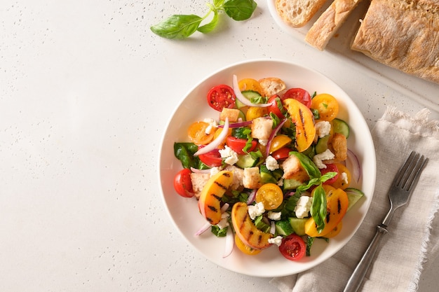 Toskanische Panzanella mit Tomaten und Brot Draufsicht