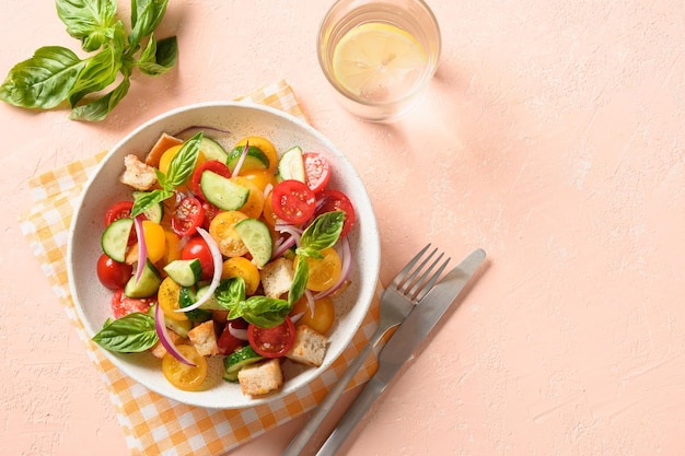 Toskanischer Panzanella mit Tomaten und Brot, italienische Küche.