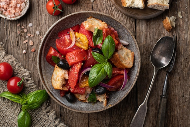 Toskanischer Salat Panzanella mit Tomaten und Brot italienische Küche Gericht Blick von oben
