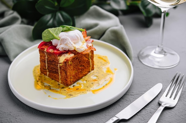 Tosta de pequeno-almoço gourmet com ovo cozido e molho