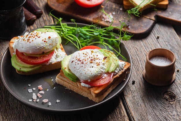 Tosta con huevo escalfado, tomates y aguacate Desayuno saludable