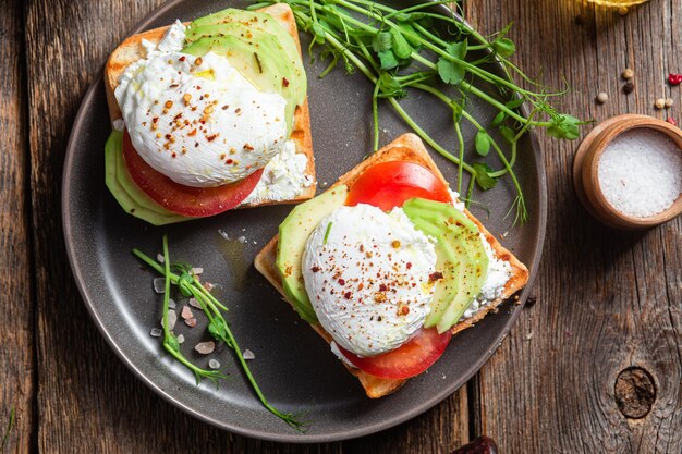 Tosta con huevo escalfado, tomates y aguacate Desayuno saludable