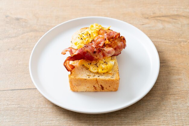 Tosta de pan con huevo revuelto y bacon