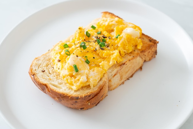 Tosta de pan con huevo revuelto