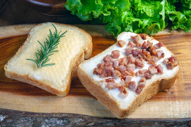 Tosta con queso y tocino.