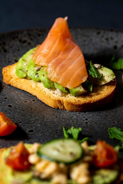 Tosta saludable de salmón y aguacate