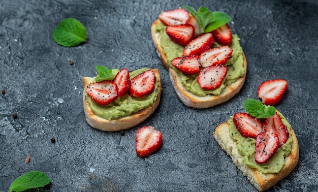 Tostada de aguacate con fresas y semillas de chía, tostada de dieta cetogénica