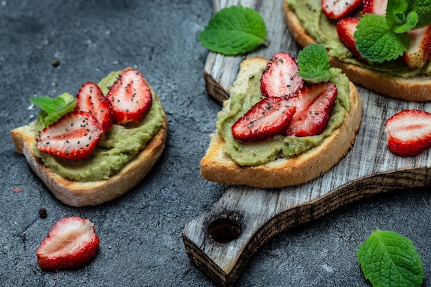 Tostada de aguacate con fresas y semillas de chía, tostada de dieta cetogénica