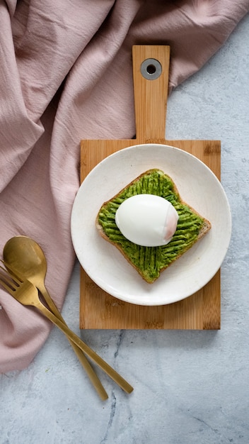 Tostada de aguacate con huevo