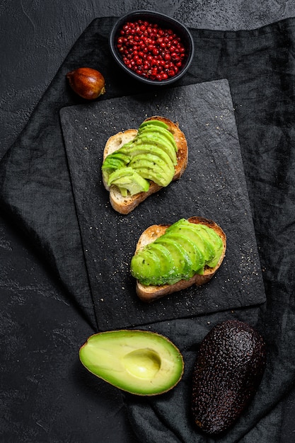 Tostada de aguacate.