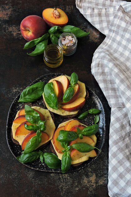 Tostada caprese con melocotón, queso y albahaca