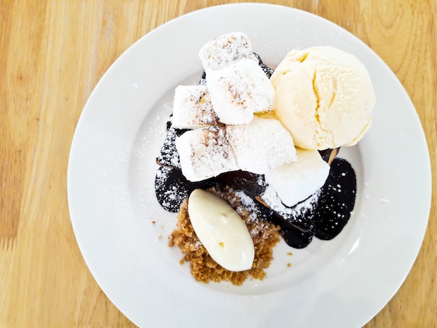 Tostada de chocolate y miel con helado y malvavisco