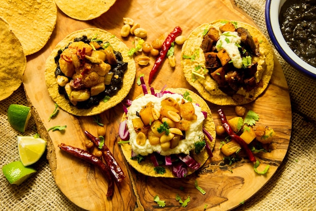 Tostada com homus, milho, abacaxi e batata doce.