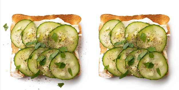 Tostada cuadrada con pepino fresco y queso feta