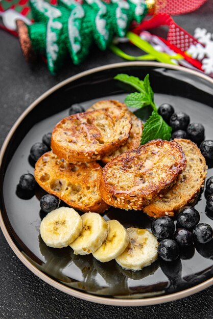 tostada dulce pan de frutas frito en huevo pieza de baguete desayuno navideño postre dulce fiesta