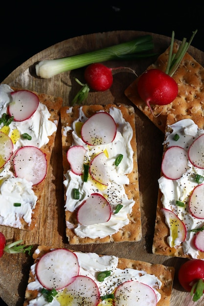 Tostada fitness con rábanos cebollas verdes y queso blanco Comida sana