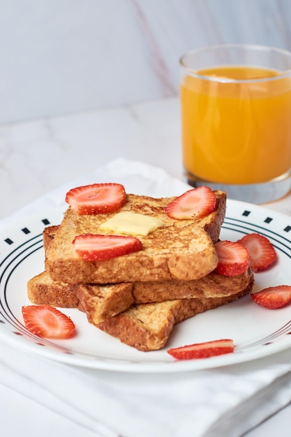 Foto tostada francesa adornada con fresas desayuno matutino saludable