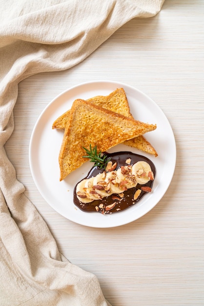 Tostada francesa con almendras chocolate banana