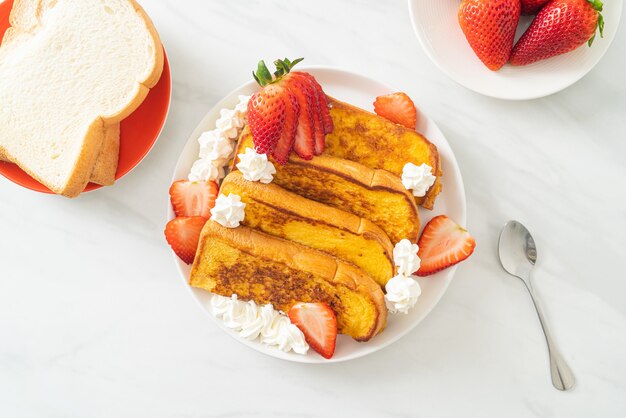 tostada francesa casera con fresas frescas y nata montada