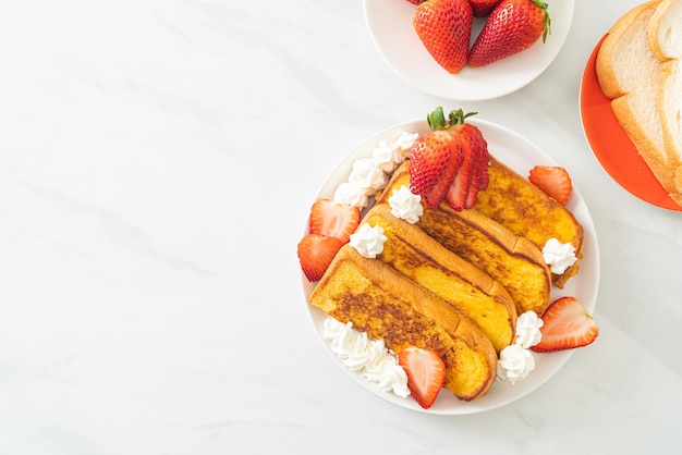 tostada francesa casera con fresas frescas y nata montada