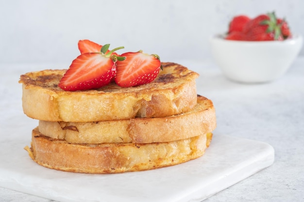 Tostada francesa con fresas