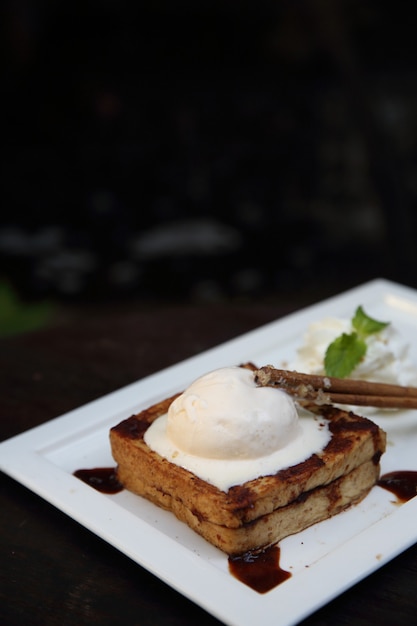 Tostada francesa con helado